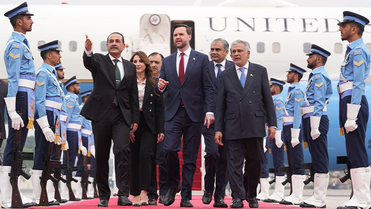 이란과의 협상 장소인 파키스탄 이슬라마바드에 도착한 JD밴스 미국 부통령 /AP=연합뉴스