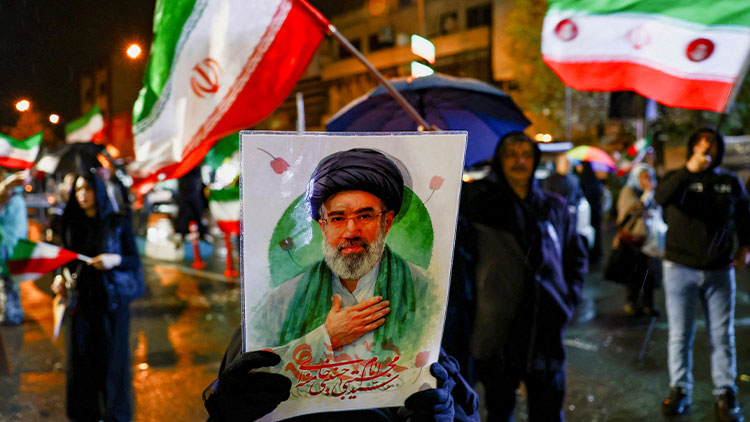 이란 최고지도자 모즈타바 하메네이의 사진을 든 이란 여성 /REUTERS=연합뉴스