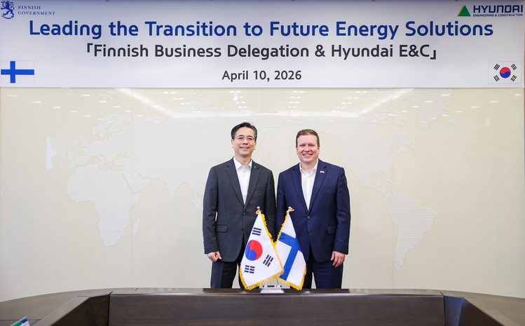 10일(금) 서울 종로구 현대건설 계동 사옥을 방문한 빌레 타비오 핀란드 외교통상개발부 장관이 현대건설 이한우 대표이사(왼쪽)와 기념사진을 촬영하고 있다. (제공 : 현대건설)