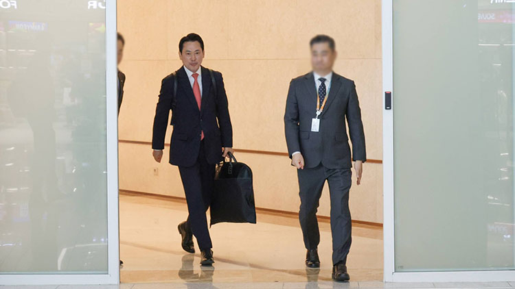 국민의힘 장동혁 대표가 미국 방문 일정을 사흘 앞당겨 지난 11일 워싱턴DC로 출국했다. 장 대표는 12일 페이스북을 통해 "저는 어제, 세계의 자유를 지키는 최전선 워싱턴으로 출발했다"고 밝혔다.
    사진은 미국으로 향하는 장 대표. /국민의힘 장동혁 대표 페이스북 캡처