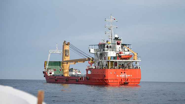 12일(현지시간) 오만의 무산담주 호르무즈 해협에 정박한 선박 모습 /REUTERS=연합뉴스
