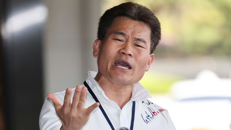 이재명 대통령과 이준석 개혁신당 대표에 대한 명예훼손 혐의를 받는 전 한국사 강사 전한길 씨가 13일 서울 서초구 서울중앙지방검찰청에서 열린 구속영장 청구 전 피의자 조사에 출석하며 취재진에 입장을 밝히고 있다. /연합뉴스