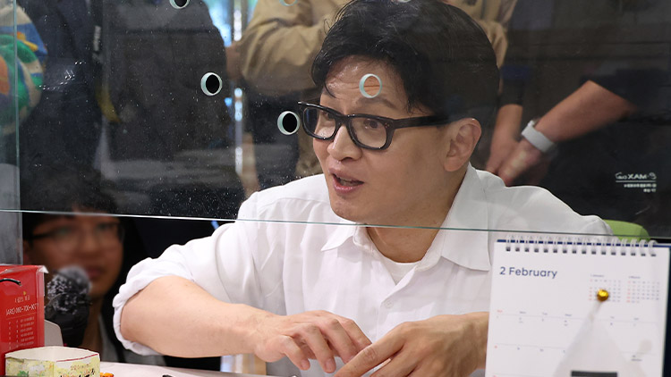 한동훈 전 국민의힘 대표가 14일 오후 부산 북구 만덕2동 행정복지센터를 찾아 전입신고를 하고 있다. /연합뉴스