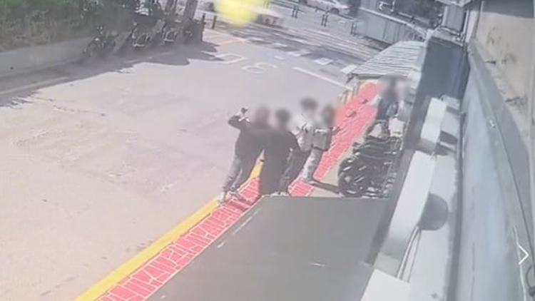 /A씨가 매장 직원과 몸싸움을 벌이는 모습