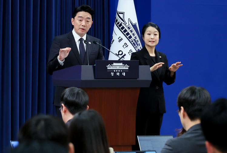 강훈식 비서실장이 15일 청와대 기자회견장에서 전략경제협력 대통령특사 활동 결과 관련 브리핑을 마친 뒤 취재진 질문에 답하고 있다. /연합뉴스 