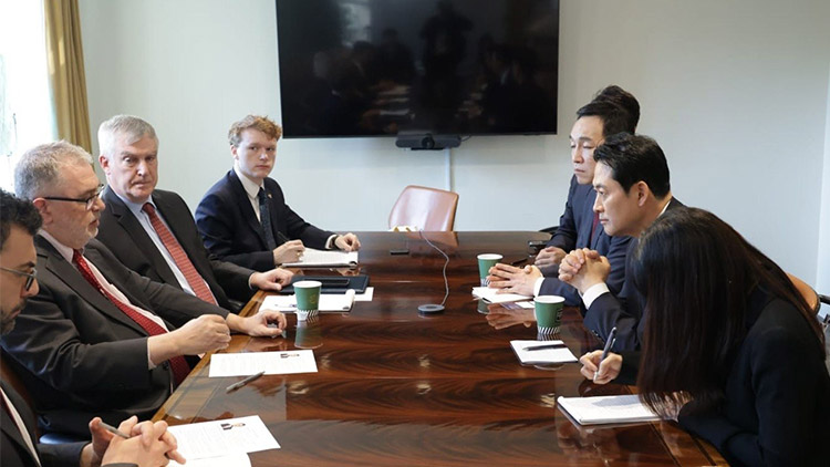 미국을 방문 중인 국민의힘 장동혁 대표가 14일(현지시간) 미국 싱크탱크 헤리티지재단과 간담회를 하고 있다. 장 대표는 페이스북을 통해 헤리티지재단, 미국우선정책연구소(AFPI) 등 미국 싱크탱크와 간담회를 가졌다고 밝혔다. /국민의힘 제공