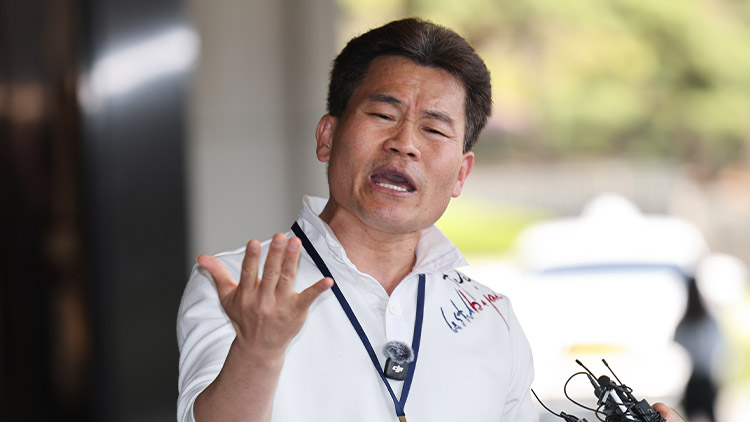 이재명 대통령과 이준석 개혁신당 대표에 대한 명예훼손 혐의를 받는 전 한국사 강사 전한길 씨가 지난 13일 서울 서초구 서울중앙지방검찰청에서 열린 구속영장 청구 전 피의자 조사에 출석하며 취재진에 입장을 밝히고 있다. /연합뉴스