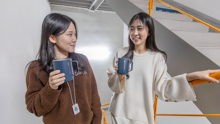 GS건설 임직원들이 에너지 절감 프로그램 ‘자! easy 챌린지’에 참여하며 엘리베이터 대신 계단을 이용하는 사진 (제공 : GS건설)