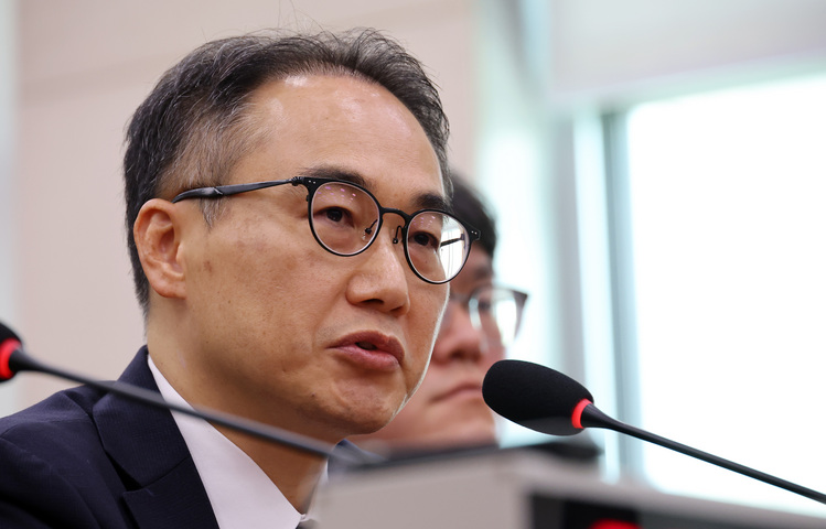 이원석 전 검찰총장이 16일 국회 '윤석열 정권 정치검찰 조작기소 의혹 사건 진상규명' 국정조사특별위원회에서 열린 대장동·위례 개발비리 및 김용 전 민주연구원 부원장 관련 의혹 사건에 대한 청문회에서 의원 질의에 답하고 있다. /연합뉴스 