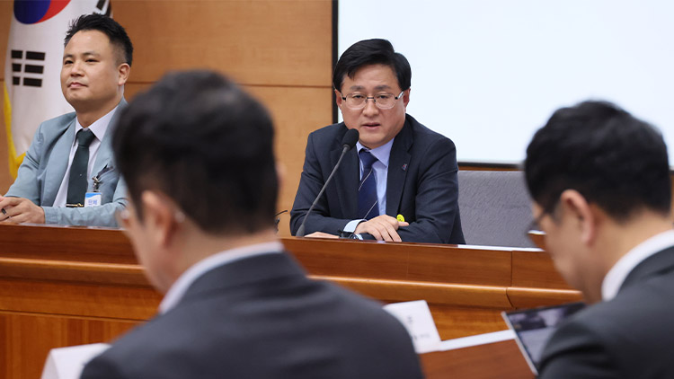 김성환 기후에너지환경부 장관이 16일 서울 종로구 정부서울청사 별관에서 열린 공동주택 내 전기차 충전시설 설치·운영체계 개선을 위한 간담회에서 발언하고 있다. /연합뉴스