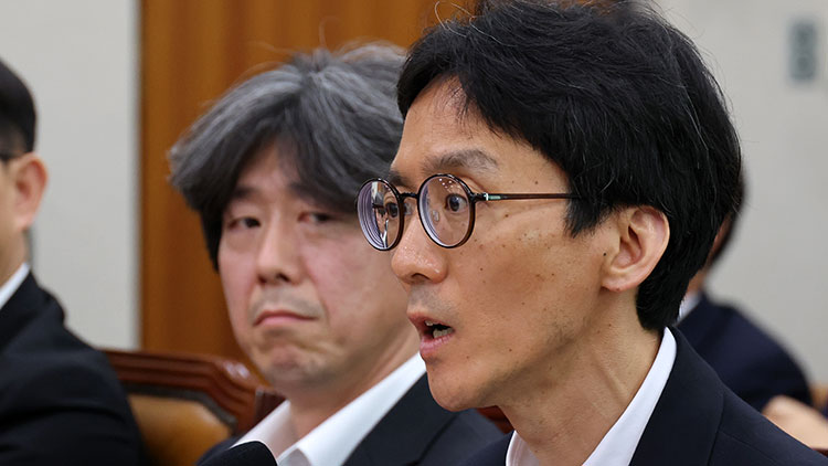 정용환 서울고검장 직무대행이 16일 국회 '윤석열 정권 정치검찰 조작기소 의혹 사건 진상규명' 국정조사특별위원회에서 열린 대장동·위례 개발비리 및 김용 전 민주연구원 부원장 관련 의혹 사건에 대한 청문회에서 의원 질의에 답하고 있다. /연합뉴스