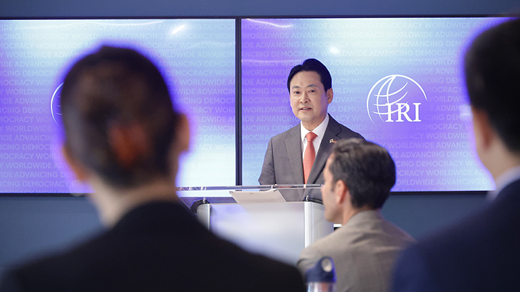 미국을 방문 중인 국민의힘 장동혁 대표가 15일(현지시간) 워싱턴DC 국제공화연구소(IRI)를 방문해 스피치하고 있다. /연합뉴스