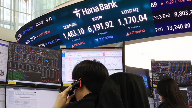 17일 서울 중구 하나은행 본점 딜링룸에 코스피 등을 비롯한 지수가 표시되고 있다. 이날 코스피는 전장보다 34.13포인트(0.55%) 내린 6,191.92로 거래를 마감했다. 코스닥 지수는 전장보다 7.07포인트(0.61%) 오른 1,170.04로 장을 마쳤다. /연합뉴스