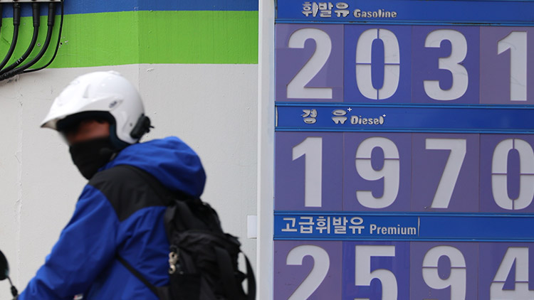 미국이 대이란 해상봉쇄가 시작된 가운데 전국 주유소 기름값은 소폭 상승세를 이어가며 전국 평균 휘발유 가격이 2천원에 가까워졌다. 사진은 17일 서울 시내 주유소 모습. /연합뉴스