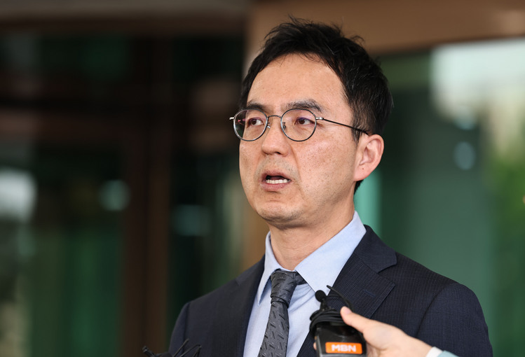 구자현 검찰총장 직무대행이 17일 서울 서초구 대검찰청을 나서며 대장동·대북송금 의혹 사건을 둘러싼 정치권의 국정조사와 관련해 발언하고 있다. /연합뉴스 