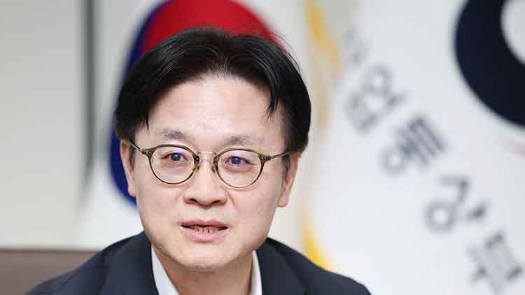 김정관 산업통상부 장관이 지난 16일 서울 종로구 정부서울청사에서 연합뉴스와 인터뷰하고 있다. /연합뉴스