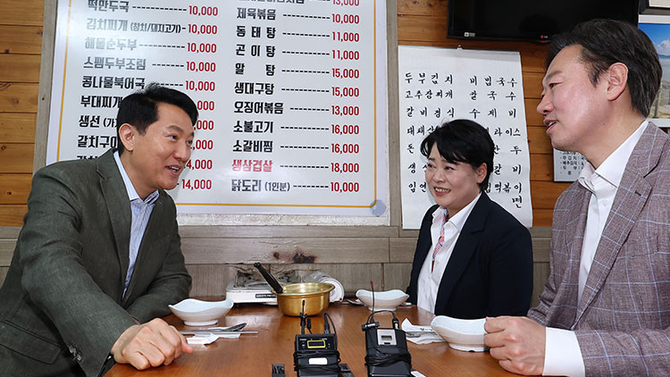 국민의힘 서울시장 후보인 오세훈 서울시장이 19일 서울 종로구 한 식당에서 서울시장 경선을 펼친 윤희숙 전 의원, 박수민 의원과 오찬을 하고 있다. /공동취재