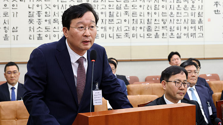 송경호 전 서울중앙지검장이 지난 16일 국회 '윤석열 정권 정치검찰 조작기소 의혹 사건 진상규명' 국정조사특별위원회에서 열린 대장동·위례 개발비리 및 김용 전 민주연구원 부원장 관련 의혹 사건에 대한 청문회에서 의원 질의에 답하는 모습 /연합뉴스