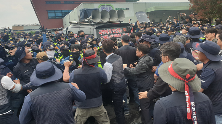 20일 오후 경남 진주시 정촌면 BGF로지스 진주센터에서 화물연대 관계자가 센터 입구로 진입하려는 과정에서 경찰과 대치하고 있다. 이날 센터 입구에서 집회 중 2.5t 화물차가 집회 참가자와 부딪치는 사고가 발생해 1명이 숨지고, 2명(중상·경상 각 1명)이 다쳤다. /연합뉴스