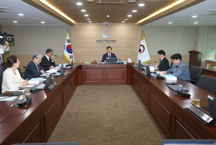 김종철 방송미디어통신위원장(가운데)이 20일 정부과천청사에서 '2026년 제3차 전체회의'를 진행하고 있다.