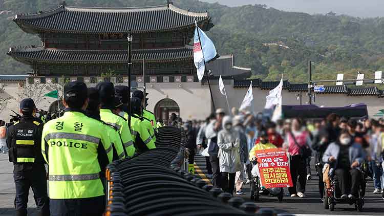 전국장애인차별철폐연대(전장연) 등 207개 단체로 구성된 '4·20 장애인차별철폐 공동투쟁단'이 장애인의 날인 20일 서울 종로구 광화문 서십자각 인근에서 연 결의대회에서 참가자들이 행진하고 있다. /연합뉴스