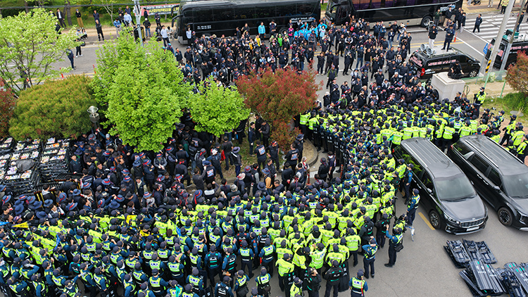 지난 20일 오후 경남 진주시 정촌면 BGF로지스 진주센터에서 화물연대 관계자가 센터 입구로 진입하려는 과정에서 경찰과 대치하고 있다. /연합뉴스