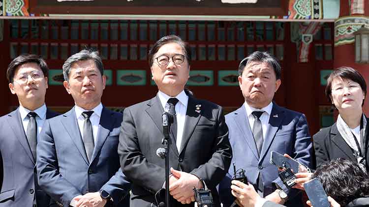 우원식 국회의장이 21일 광주 북구 운정동 국립5·18민주묘지에서 참배한 후 발언하고 있다. /연합뉴스