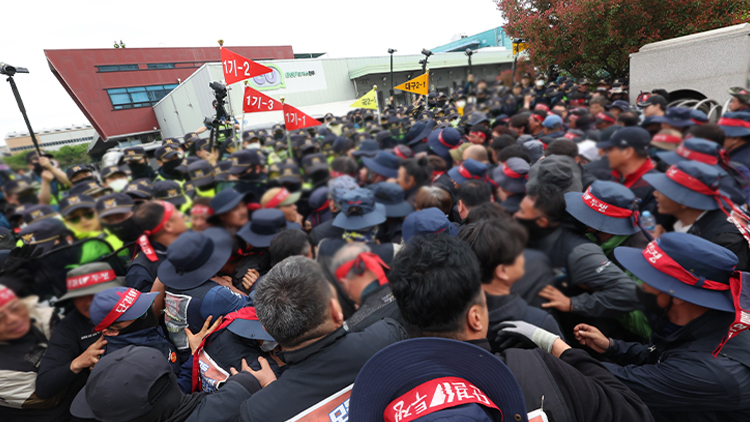 화물차 밀치며 저항하다…'화물
연대 조합원 사망' CCTV 공개