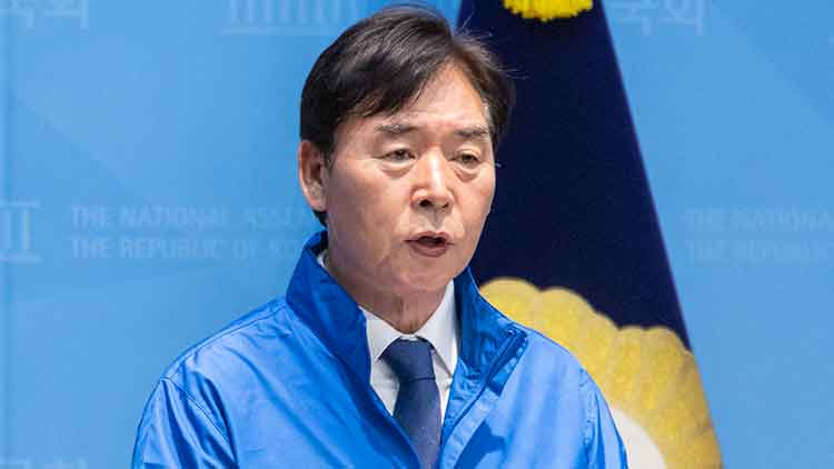 오중기 더불어민주당 6ㆍ3 지방선거 경북도지사 후보가 21일 국회에서 경북의 변화를 위한 지지 호소 기자회견을 하고 있다. /연합뉴스