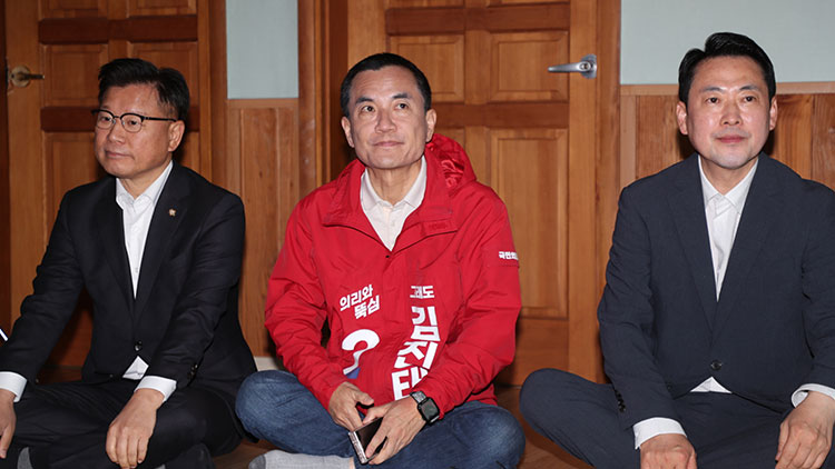 22일 강원 양양군 손양면 수산리어촌마을회관을 찾은 (왼쪽부터) 국민의힘 이양수 국회의원. 김진태 예비 후보, 장동혁 당 대표가 각자 다른 곳을 바라보고 있다. /연합뉴스
