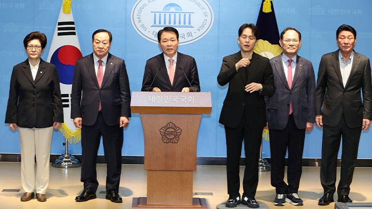 국회 국방위원회 위원장인 국민의힘 의원이 22일 국회 소통관에서 정동영 통일부 장관의 이른바 '북한 구성 소재 핵시설' 언급과 관련, 기자회견을 열고 있다. /연합뉴스