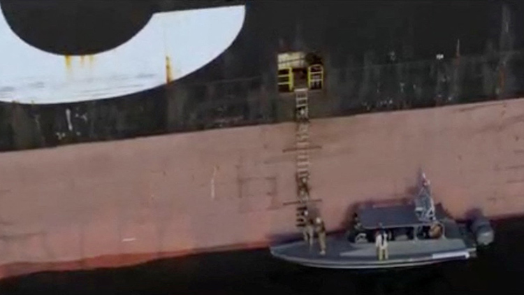 2026년 4월 22일, 이란 국영 TV(IRIB)가 공개한 영상 캡처 화면에 호르무즈 해협에서 컨테이너선 'MSC 프란체스카(MSC Francesca)'호와 '에파미논다스(Epaminondas)'호를 나포하는 작전에 투입된 군인들의 모습이 담겨 있다. IRIB/REUTERS=연합뉴스