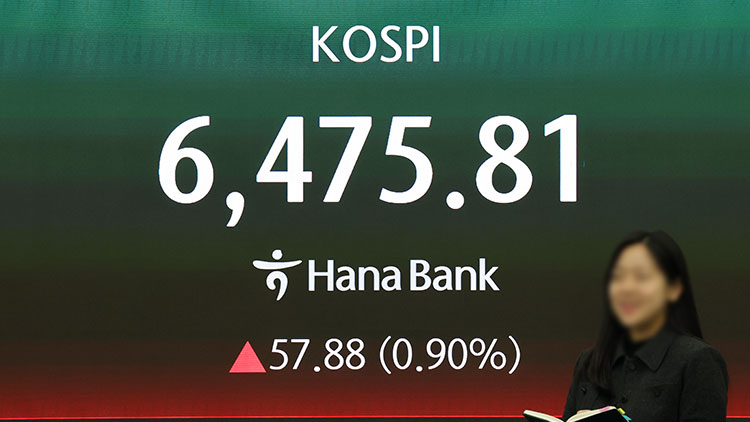 코스피가 6,470대로 올라서며 사흘 연속 사상 최고치를 경신한 23일 서울 중구 하나은행 본점 딜링룸 현황판에 코스피 지수가 표시돼 있다. /연합뉴스