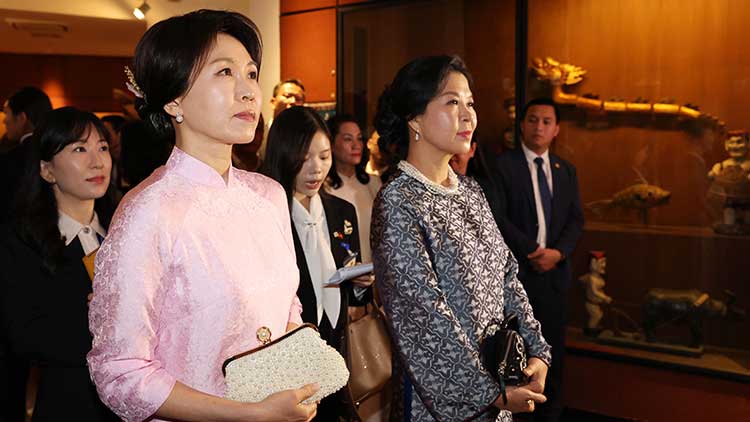 분홍 아오자이 입은 김여사…베트남 영부인 "소녀 같으시다"