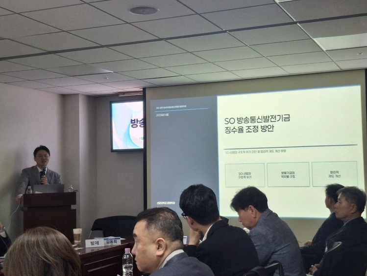 김용희 선문대학교 교수(맨 왼쪽) / 김우영 의원실