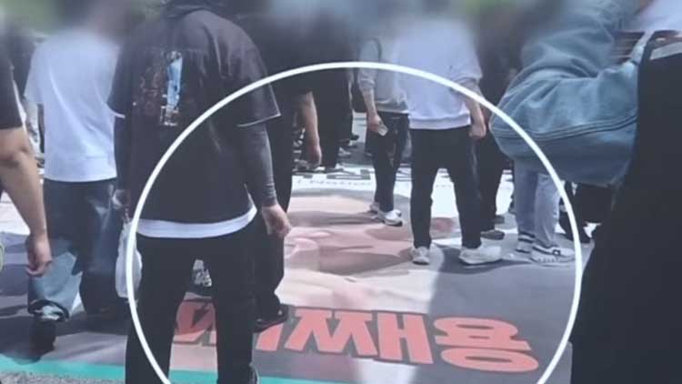 이재용 사진 밟고 "40조 내놔라" vs "회사 주인은 주주" 맞불