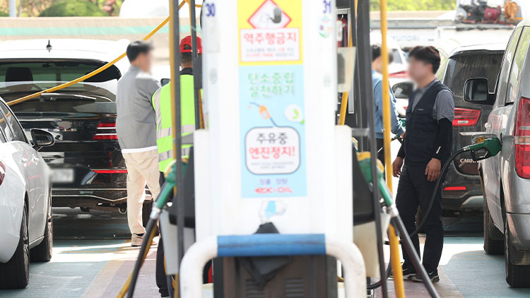 지난 23일 서울의 한 주유소에서 운전자들이 주유를 하고 있다. /연합뉴스