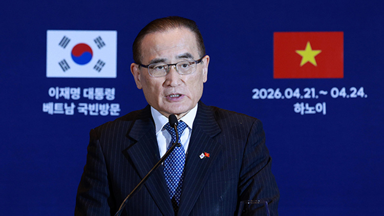 위성락 국가안보실장이 23일 베트남 하노이 한 호텔의 한국프레스센터에서 이재명 대통령의 국빈방문에 관한 브리핑을 하고 있다. /연합뉴스