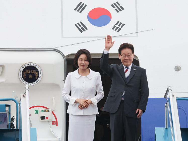 인도·베트남 국빈 방문 일정을 마치고 귀국하는 이재명 대통령과 김혜경 여사가 24일(현지시간) 베트남 하노이 노이바이 국제공항 공군 1호기에서 환송객들에게 인사하고 있다. /연합뉴스 