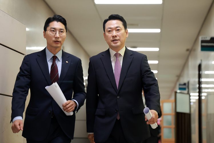 국민의힘 박준태 당대표 비서실장(왼쪽)과 국민의힘 장동혁 대표 /연합뉴스 