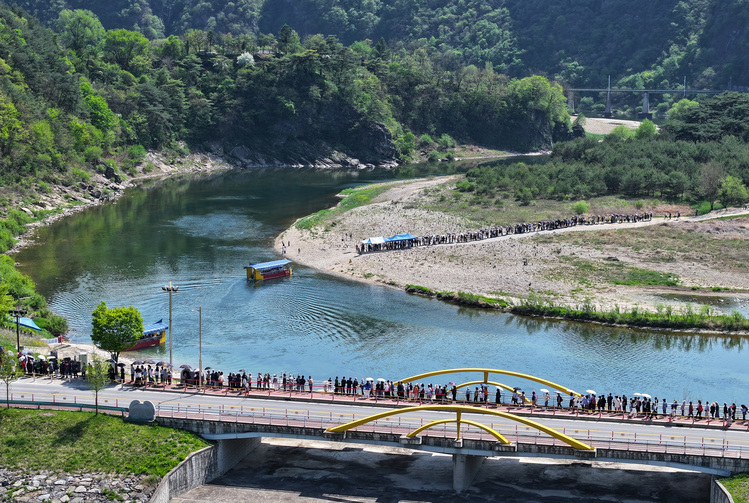 제59회 단종문화제 둘째 날을 맞은 지난 25일 행사가 열리는 강원 영월군 청령포 일원이 강을 건너는 배를 타기 위한 관광객으로 장사진을 이루고 있다. /연합뉴스 