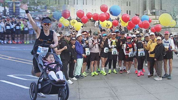 유모차부터 80대까지 '달리기 축제'…봄날 도심 가른 '서울하프마라톤'