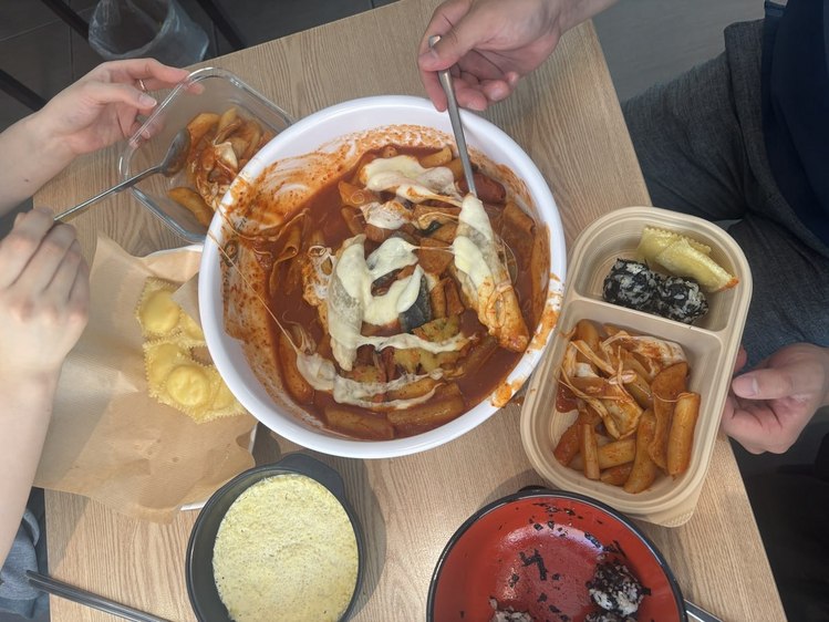 매운 떡볶이를 소분하는 모습 /연합뉴스