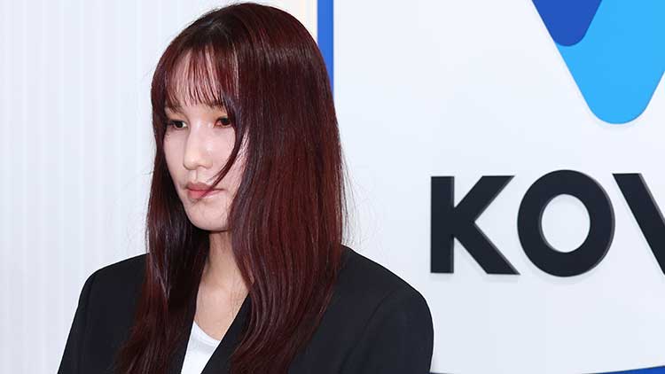 음주운전으로 물의를 빚은 프로배구 세터 안혜진이 27일 오전 서울 마포구 한국배구연맹(KOVO)에서 열린 상벌위원회에 출석해 소명한 뒤 입장을 밝히고 있다. /연합뉴스