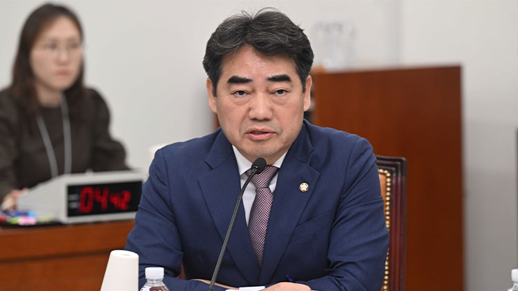 국회 정보위원회 야당 간사인 국민의힘 이성권 의원이 27일 국회에서 국민의힘 주도로 열린 정보위 전체회의에서 발언하고 있다. 이날 회의에 더불어민주당 의원들과 이종석 국가정보원장은 불참했다. /국회사진기자단
