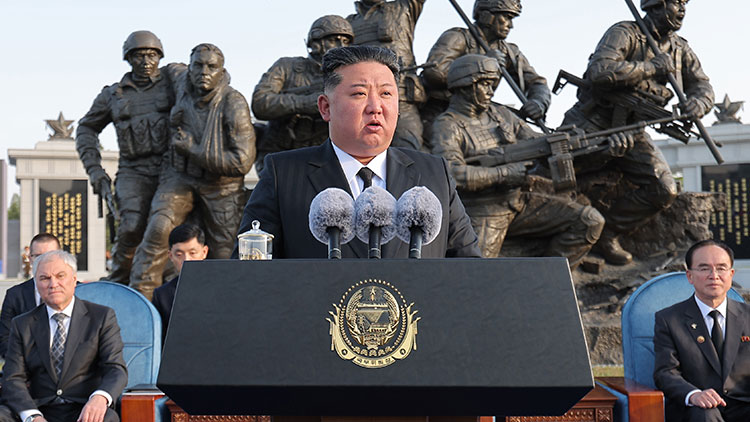 김정은 북한 국무위원장이 지난 26일 평양에서 러시아 쿠르스크 해방작전 종결 1주년을 맞아 거행된 '해외군사작전 전투위훈기념관' 준공식에 참석해 연설했다고 조선중앙통신이 27일 보도했다. /연합뉴스