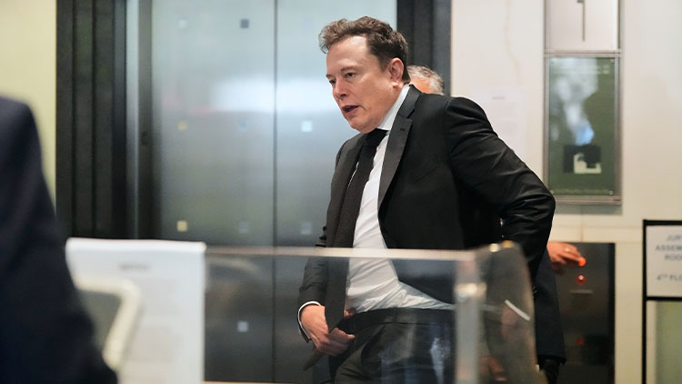일론 머스크 테슬라 최고경영자(CEO)가 28일(현지시간) 오픈AI와의 소송이 진행되는 미국 캘리포니아 북부연방지법 오클랜드지원에 도착하고 있다. /AP=연합뉴스