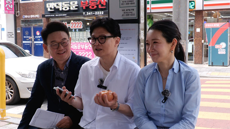 TV조선 유튜브 '뉴스트라다무스' 인터뷰 중인 한동훈 전 국민의힘 대표