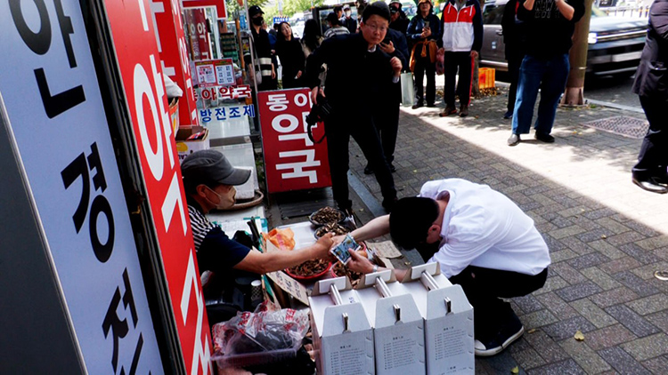 한동훈 전 국민의힘 대표가 28일 북구 덕천동 덕천역 부근을 찾아 상인들과 만나고 있다. /TV조선 유튜브 '뉴스트라다무스' 인터뷰 중