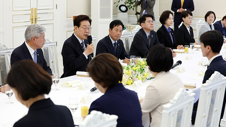 이재명 대통령이 29일 청와대에서 비교섭단체 및 무소속 의원들과 오찬에 앞서 발언하고 있다. /연합뉴스